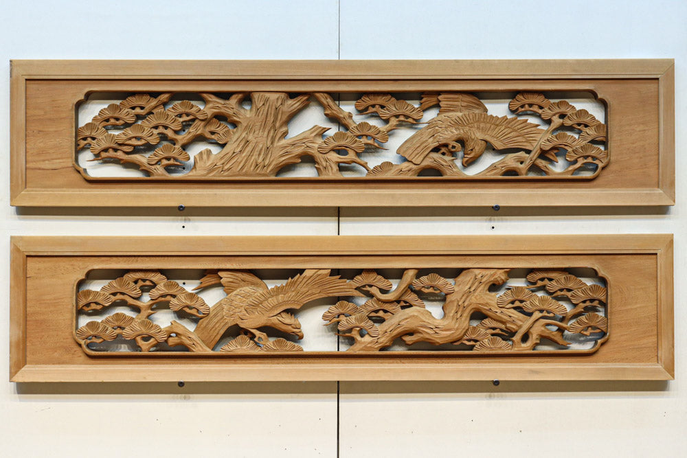 雄々しい鷹を描いた躍動感ある深彫り彫刻欄間　EZ3113ab　在庫(a:1 b:1)枚