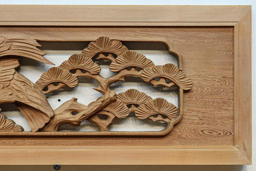 雄々しい鷹を描いた躍動感ある深彫り彫刻欄間　EZ3113ab　在庫(a:1 b:1)枚