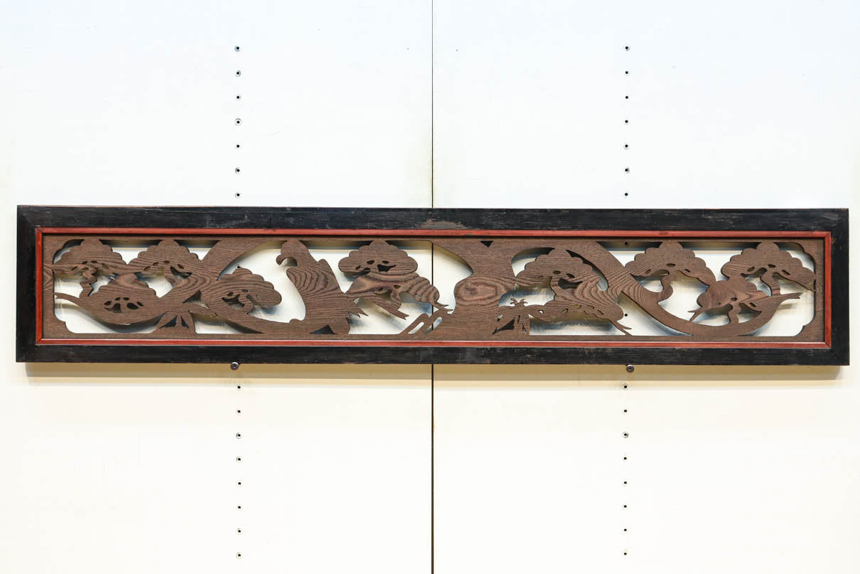 黒枠に勇ましい鷹と松の縁起の良い絵柄が風格を感じさせる彫刻欄間　EZ3141　在庫1枚