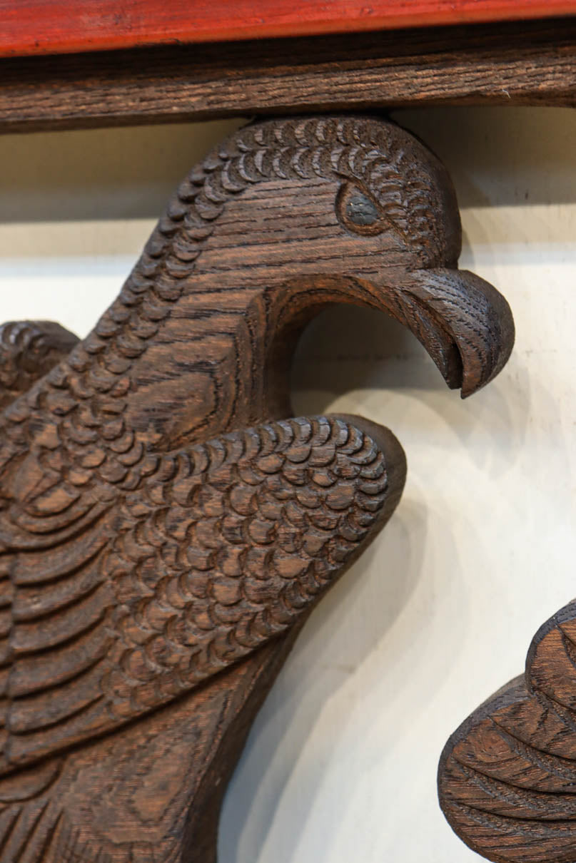 黒枠に勇ましい鷹と松の縁起の良い絵柄が風格を感じさせる彫刻欄間　EZ3141　在庫1枚
