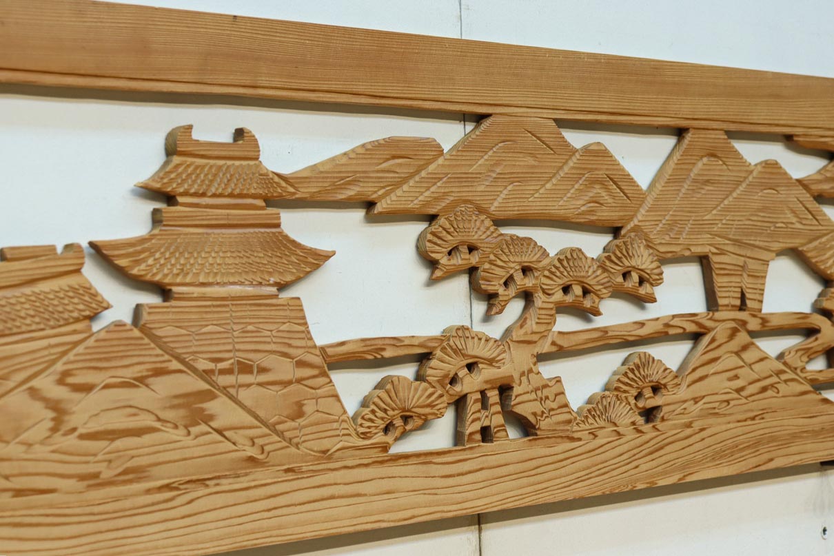 お城や山並みのゆったりとした情景を描いた彫刻欄間素材　EZ3148　在庫1枚