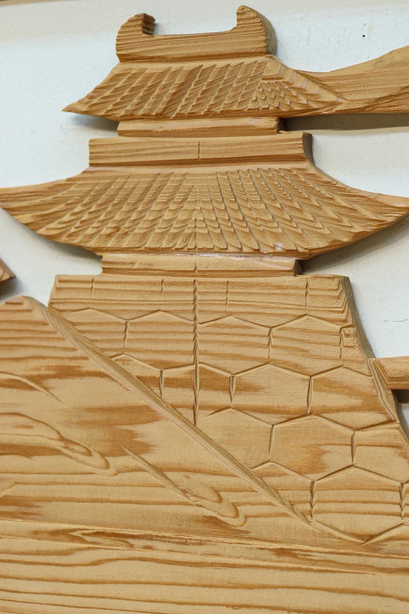 お城や山並みのゆったりとした情景を描いた彫刻欄間素材　EZ3148　在庫1枚