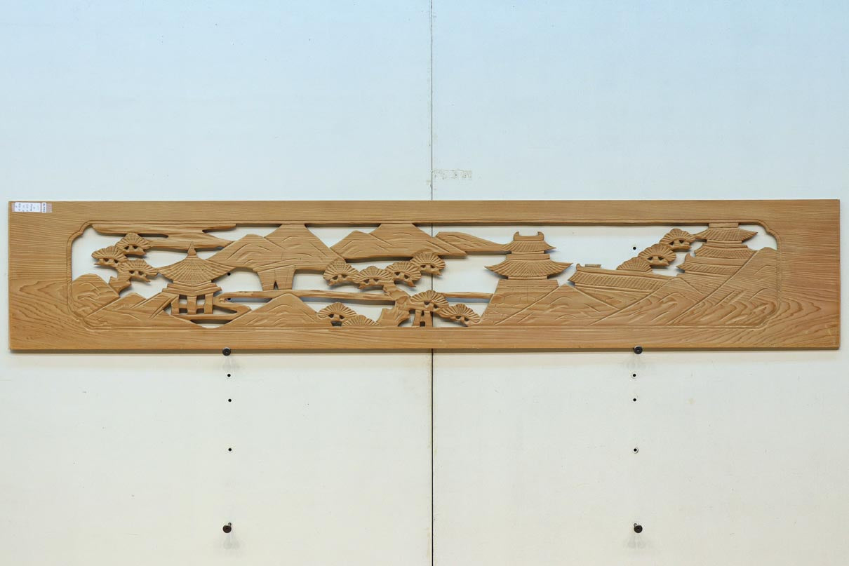 お城や山並みのゆったりとした情景を描いた彫刻欄間素材　EZ3148　在庫1枚