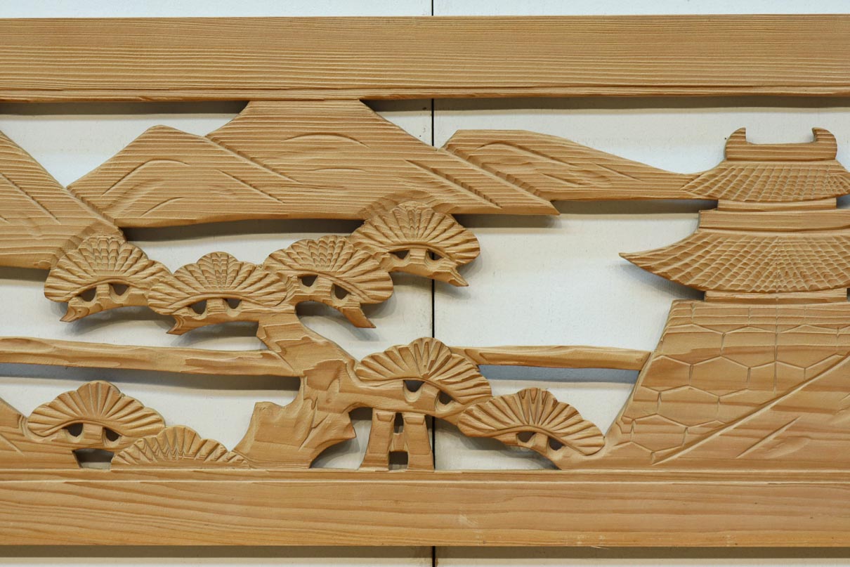 お城や山並みのゆったりとした情景を描いた彫刻欄間素材　EZ3148　在庫1枚
