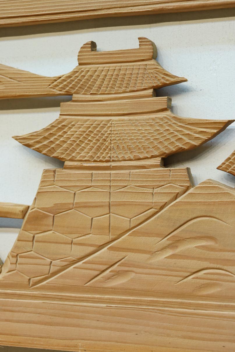 お城や山並みのゆったりとした情景を描いた彫刻欄間素材　EZ3148　在庫1枚