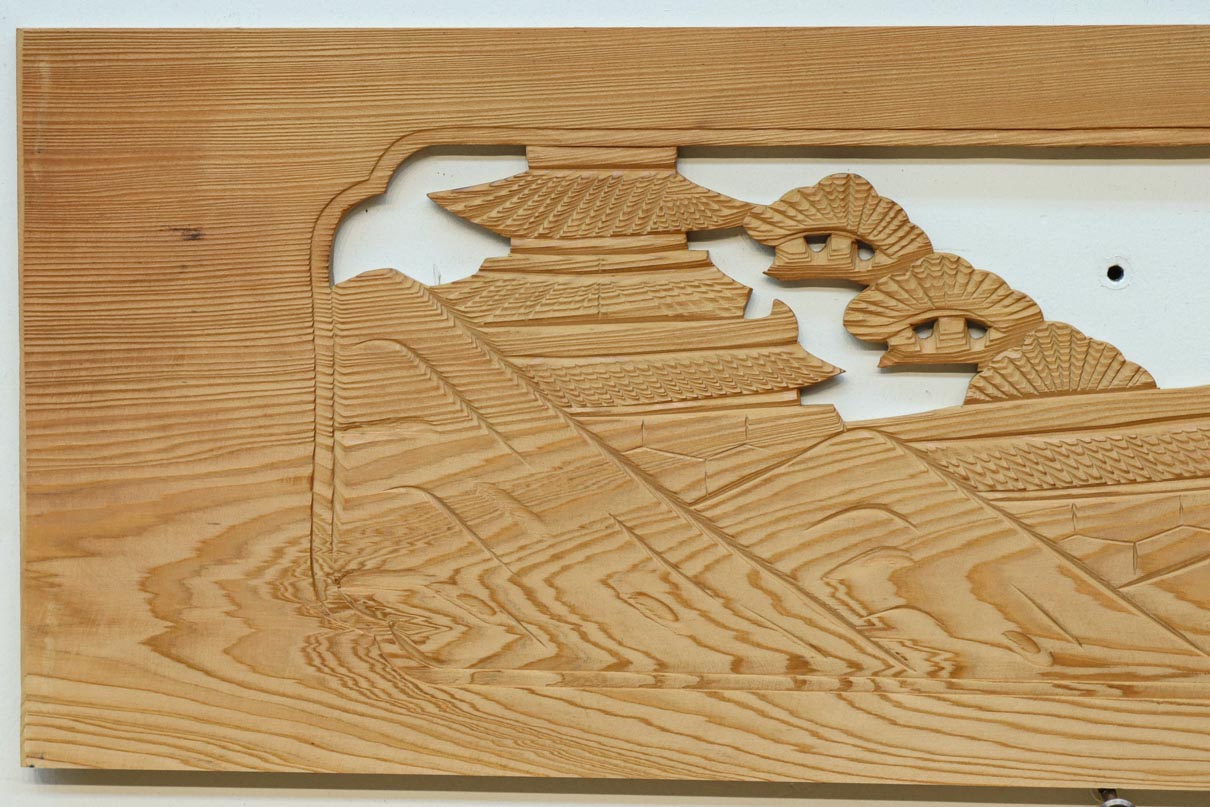 お城や山並みのゆったりとした情景を描いた彫刻欄間素材　EZ3148　在庫1枚