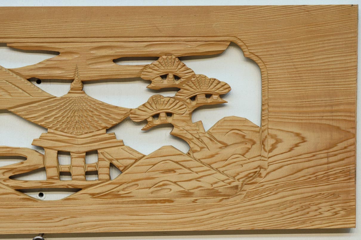 お城や山並みのゆったりとした情景を描いた彫刻欄間素材　EZ3148　在庫1枚
