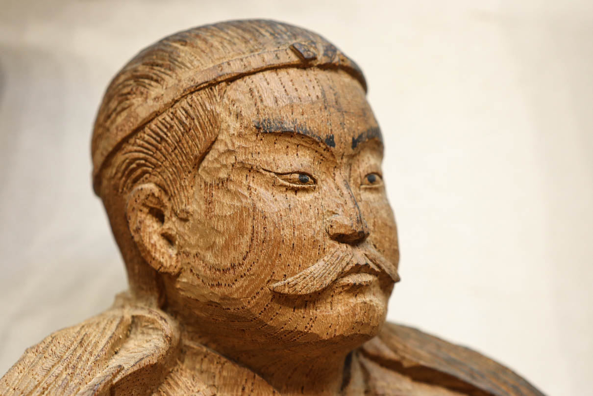 黒枠で全体を引き締めて武人の物語を思いめぐらせる彫刻欄間　EZ3149　在庫1枚