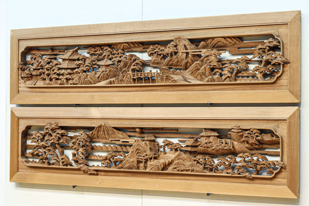 松林のある山間に家屋が建つ風景を繊細に描く深彫り彫刻欄間　EZ3182ab　在庫(a:1 b:1)枚