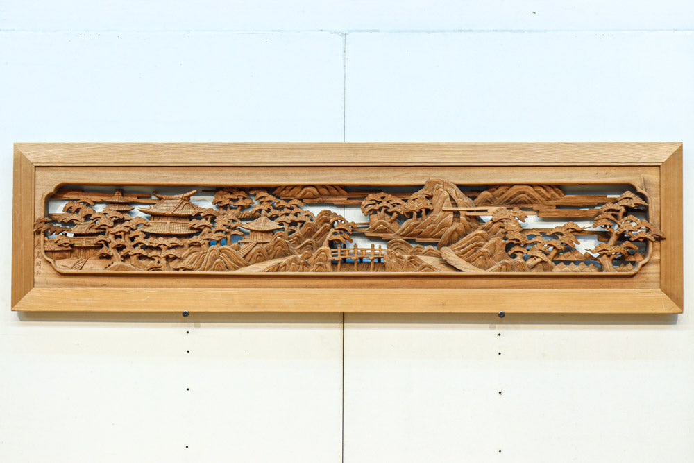 松林のある山間に家屋が建つ風景を繊細に描く深彫り彫刻欄間　EZ3182ab　在庫(a:1 b:1)枚