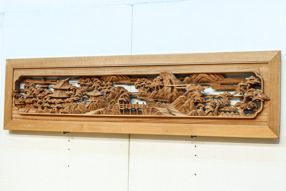 松林のある山間に家屋が建つ風景を繊細に描く深彫り彫刻欄間　EZ3182ab　在庫(a:1 b:1)枚