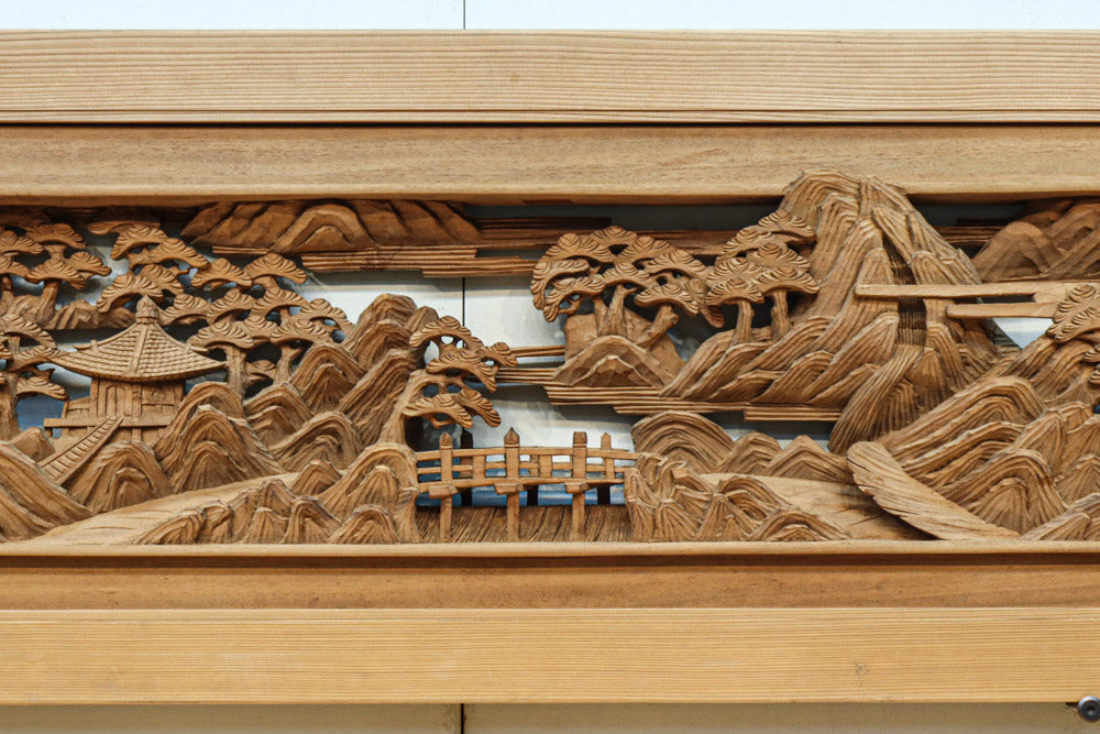 松林のある山間に家屋が建つ風景を繊細に描く深彫り彫刻欄間　EZ3182ab　在庫(a:1 b:1)枚