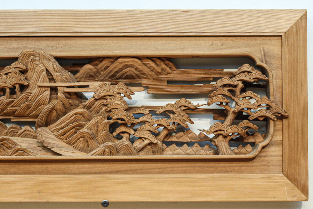 松林のある山間に家屋が建つ風景を繊細に描く深彫り彫刻欄間　EZ3182ab　在庫(a:1 b:1)枚
