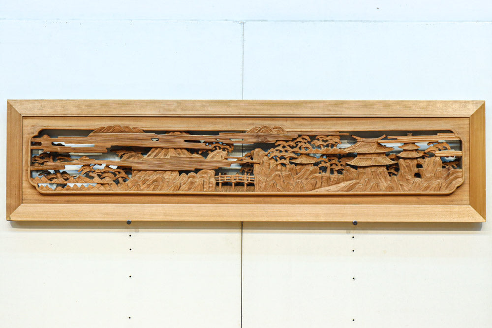 松林のある山間に家屋が建つ風景を繊細に描く深彫り彫刻欄間　EZ3182ab　在庫(a:1 b:1)枚