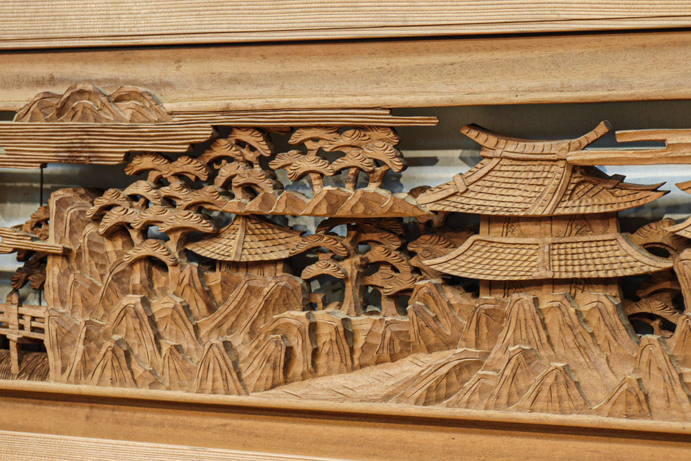 松林のある山間に家屋が建つ風景を繊細に描く深彫り彫刻欄間　EZ3182ab　在庫(a:1 b:1)枚