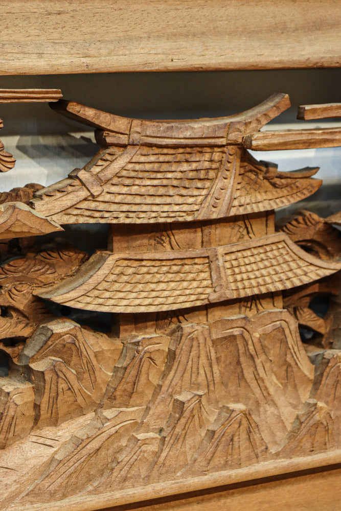 松林のある山間に家屋が建つ風景を繊細に描く深彫り彫刻欄間　EZ3182ab　在庫(a:1 b:1)枚