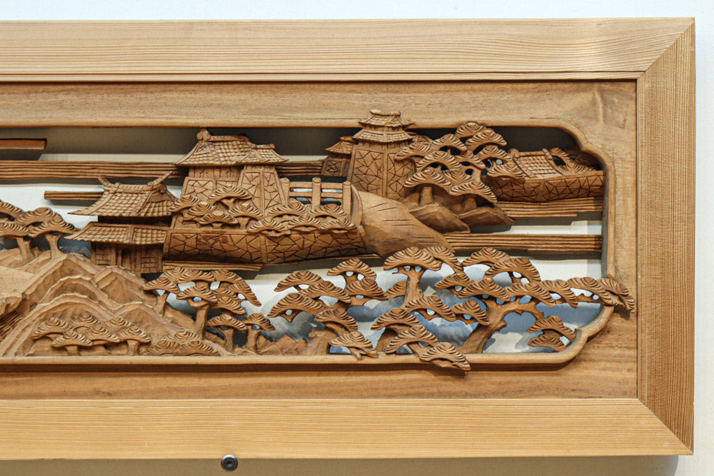松林のある山間に家屋が建つ風景を繊細に描く深彫り彫刻欄間　EZ3182ab　在庫(a:1 b:1)枚