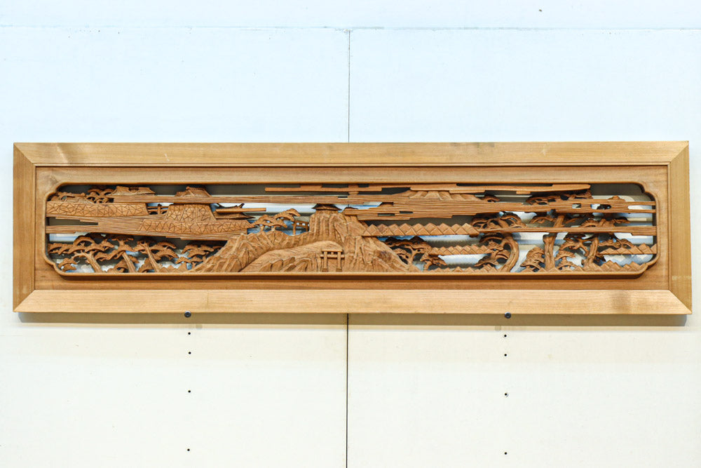 松林のある山間に家屋が建つ風景を繊細に描く深彫り彫刻欄間　EZ3182ab　在庫(a:1 b:1)枚