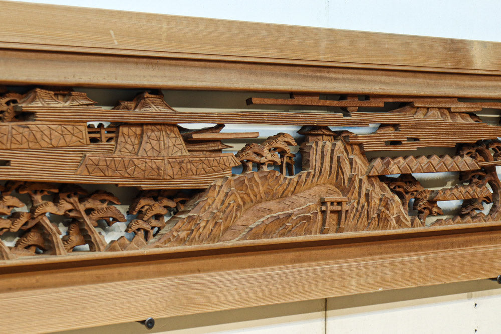 松林のある山間に家屋が建つ風景を繊細に描く深彫り彫刻欄間　EZ3182ab　在庫(a:1 b:1)枚