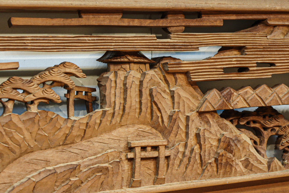 松林のある山間に家屋が建つ風景を繊細に描く深彫り彫刻欄間　EZ3182ab　在庫(a:1 b:1)枚