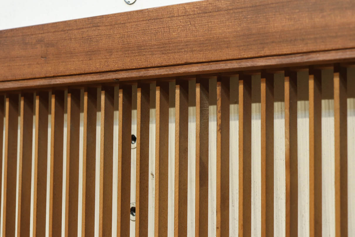 中央に家紋を据えた凛とした面持ちのガラス入り欄間　EZ3206