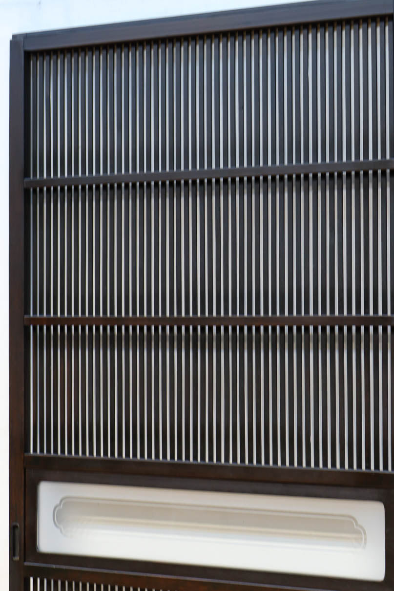 幅898ミリ　落ち着いた雰囲気ある格子作りの大阪格子戸　F8462ab　在庫(a:0 b:1)枚