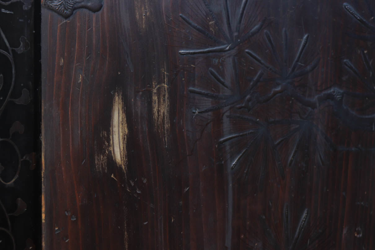 幅884ミリ 極上の味わい‼ 松と鶴亀を描いた重厚な時代感を纏う板絵戸一対　F7898　在庫2枚1組