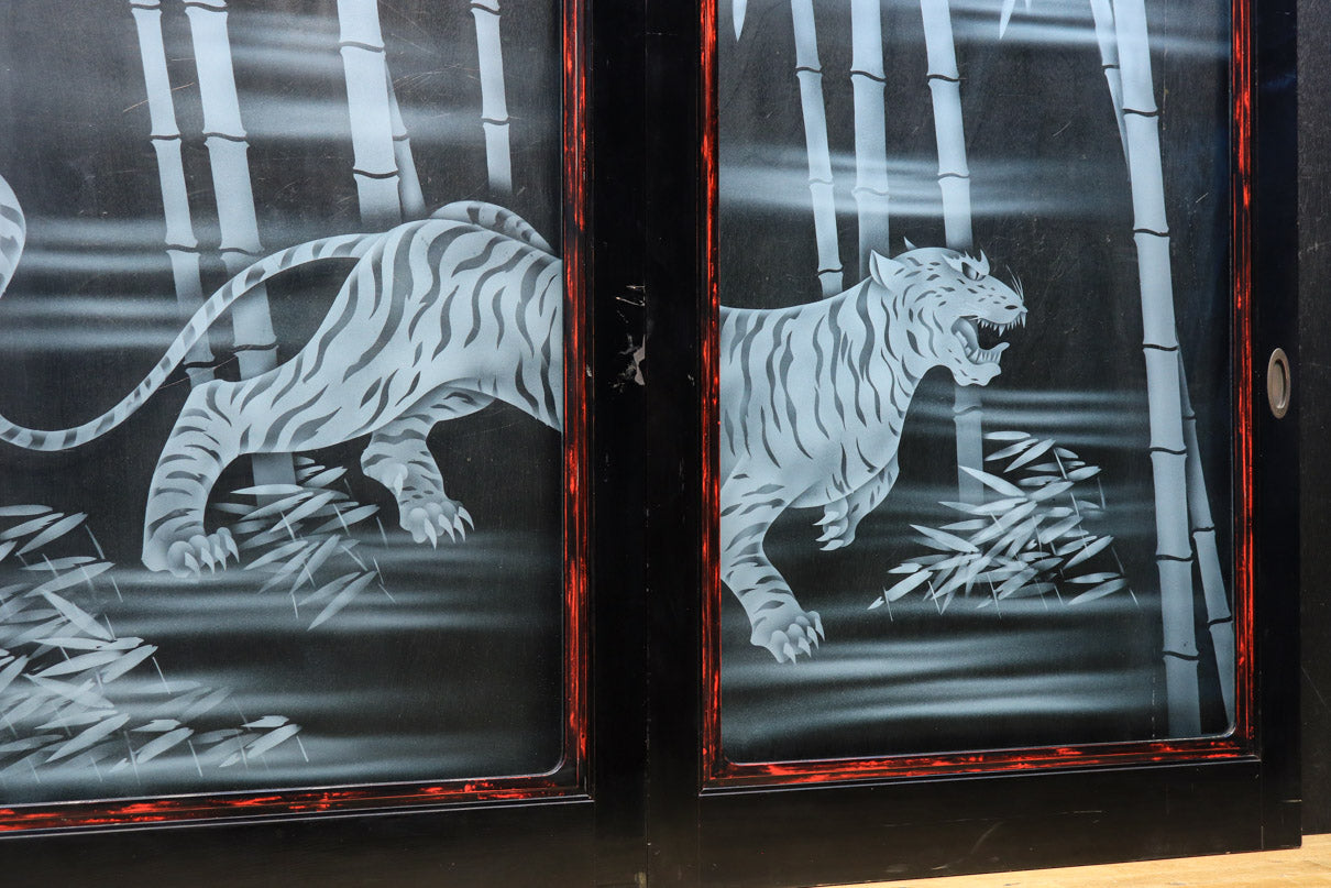 幅1147ミリ　稀少!! 躍動感溢れる力強い虎の姿を描いた大判ガラス戸セット　F7948　在庫4枚1組