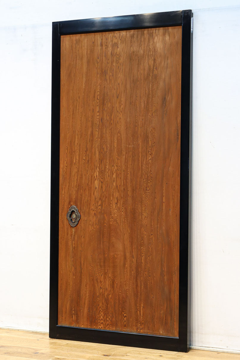 幅862ミリ　極上の杢目の杉一枚板、素朴な味わいの板戸　F7998　在庫2枚