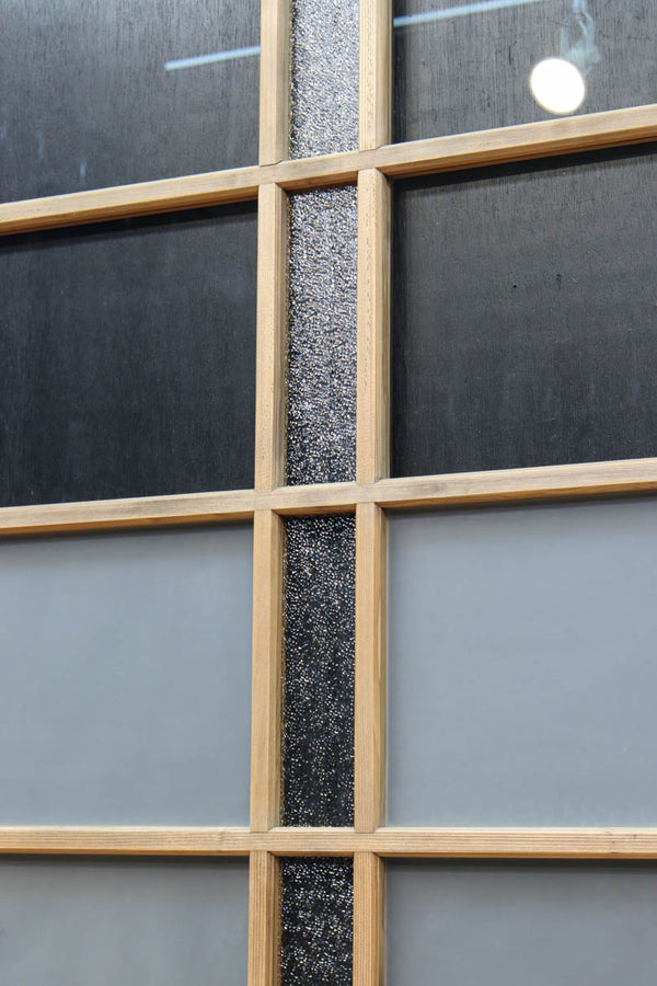 幅900ミリ　多分割にレトロガラスが共演した木地色ガラス戸　F8107　在庫4枚