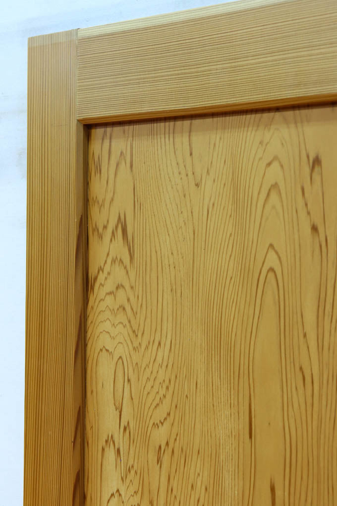 F8414　幅874ミリ　木地の色彩に杢目が映える杉一枚板の板戸　在庫1枚