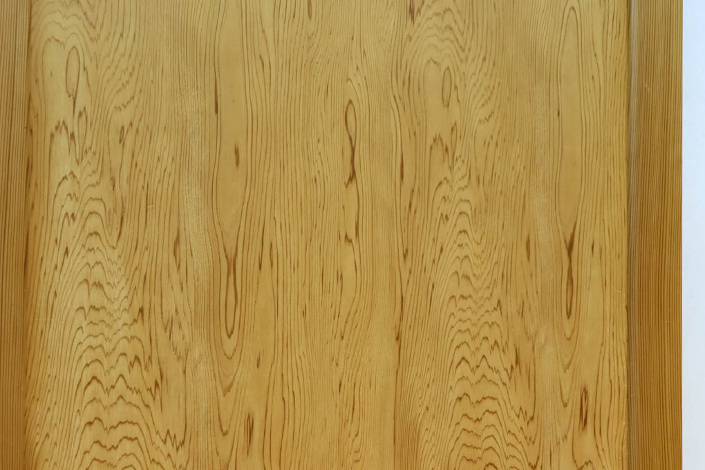 F8414　幅874ミリ　木地の色彩に杢目が映える杉一枚板の板戸　在庫1枚