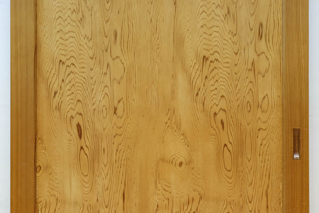 F8414　幅874ミリ　木地の色彩に杢目が映える杉一枚板の板戸　在庫1枚