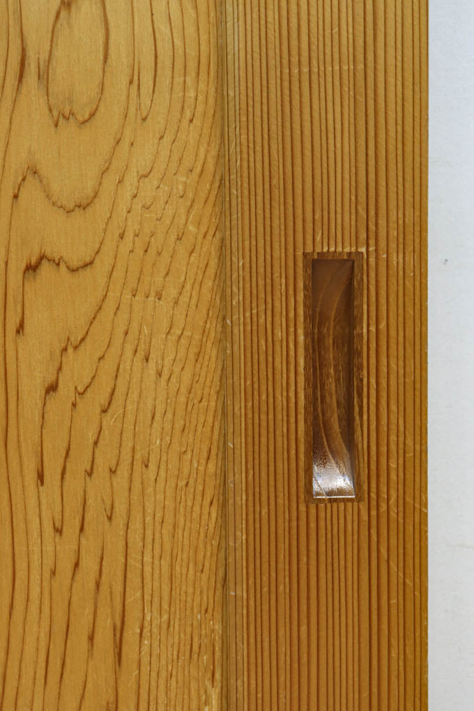 F8414　幅874ミリ　木地の色彩に杢目が映える杉一枚板の板戸　在庫1枚