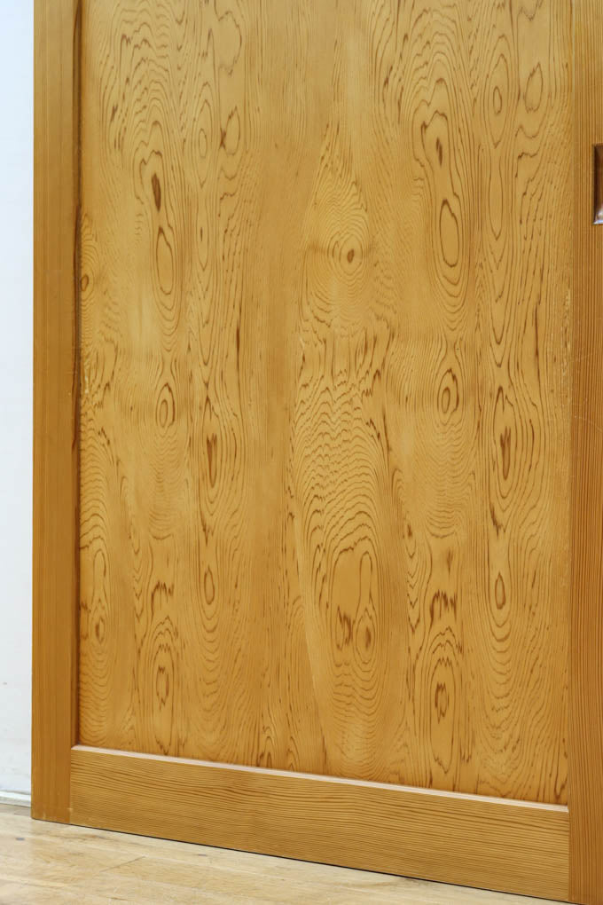 F8414　幅874ミリ　木地の色彩に杢目が映える杉一枚板の板戸　在庫1枚