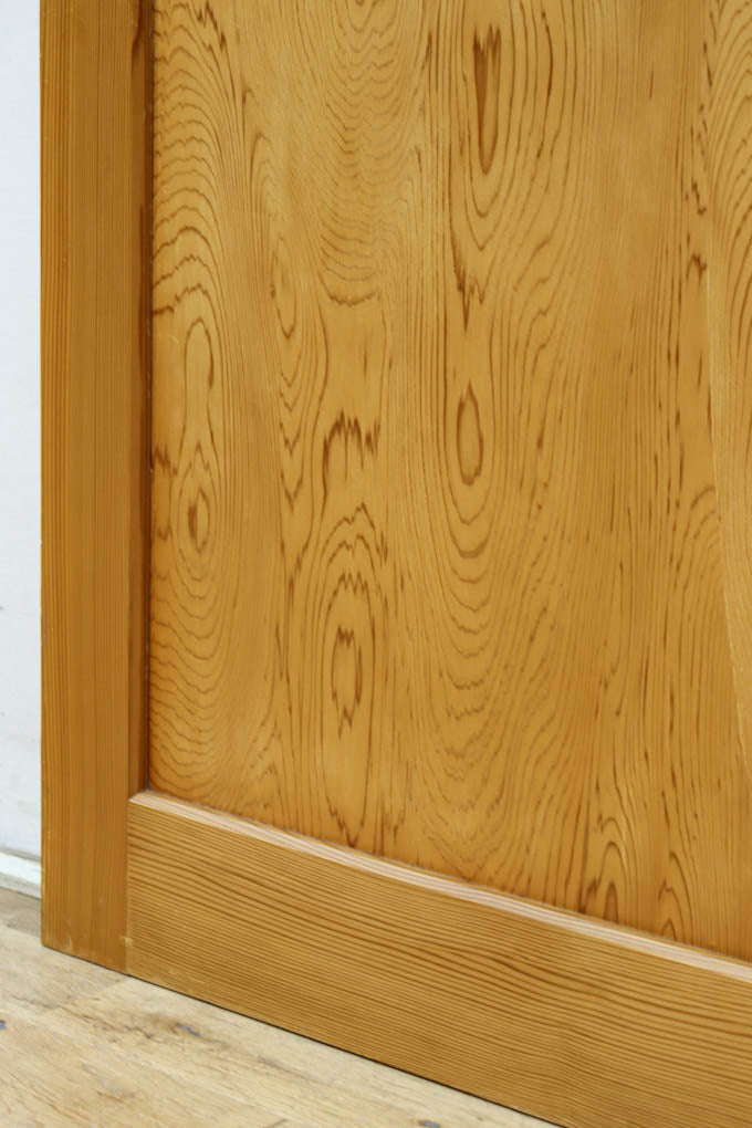 F8414　幅874ミリ　木地の色彩に杢目が映える杉一枚板の板戸　在庫1枚