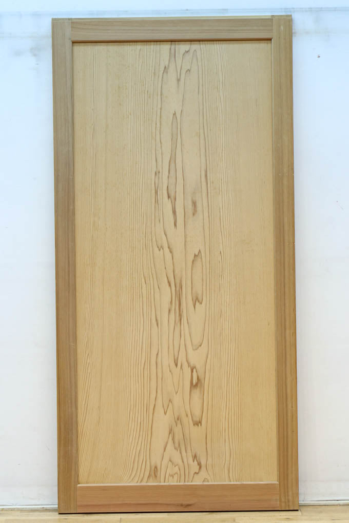 F8414　幅874ミリ　木地の色彩に杢目が映える杉一枚板の板戸　在庫1枚