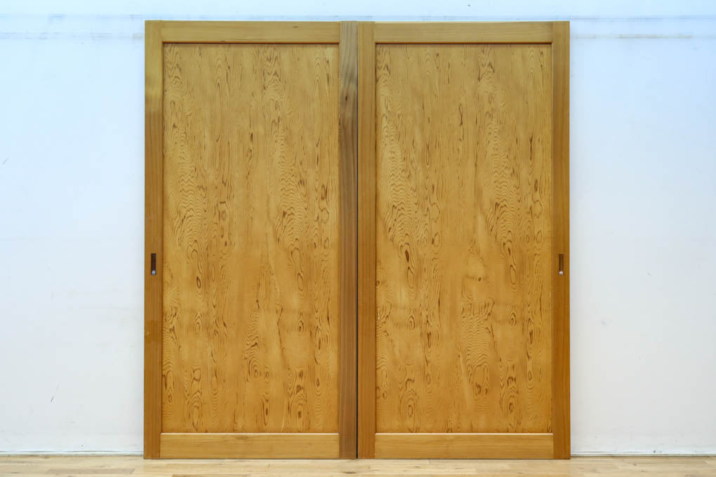 F8414　幅874ミリ　木地の色彩に杢目が映える杉一枚板の板戸　在庫1枚