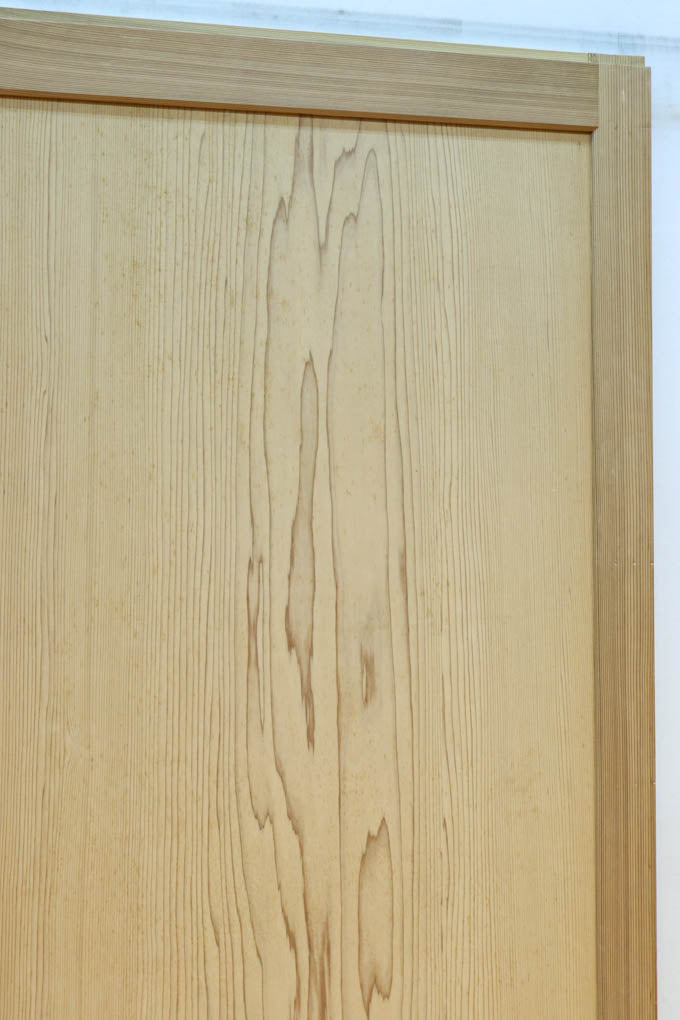 F8414　幅874ミリ　木地の色彩に杢目が映える杉一枚板の板戸　在庫1枚