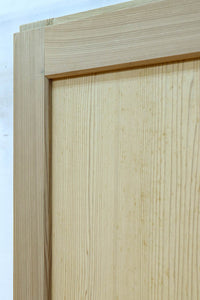 F8414　幅874ミリ　木地の色彩に杢目が映える杉一枚板の板戸　在庫1枚