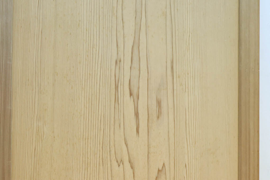 F8414　幅874ミリ　木地の色彩に杢目が映える杉一枚板の板戸　在庫1枚