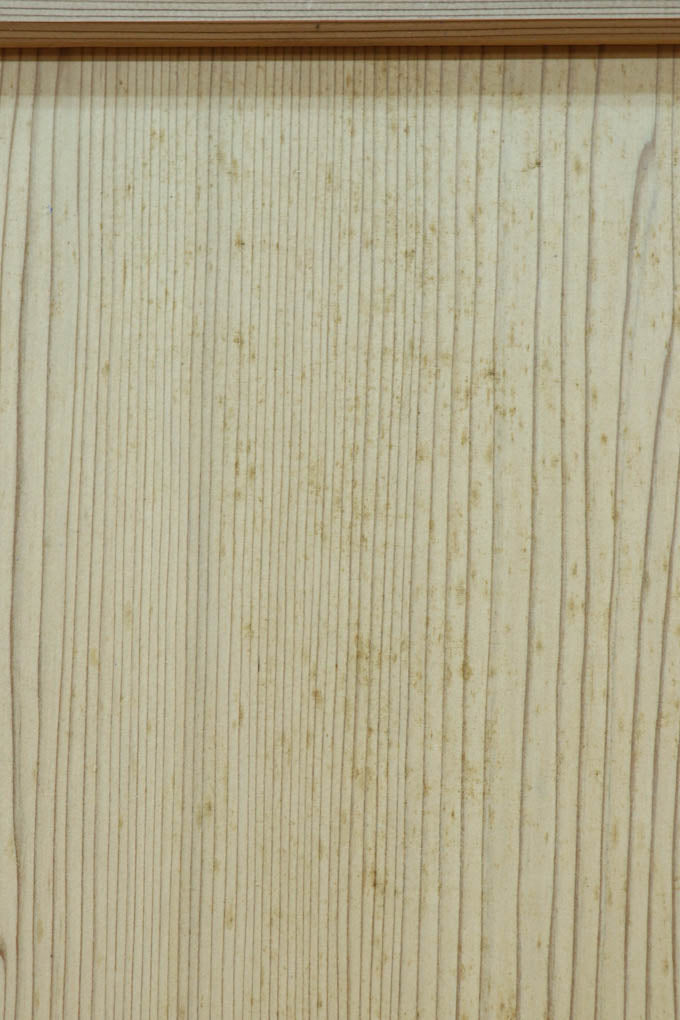 F8414　幅874ミリ　木地の色彩に杢目が映える杉一枚板の板戸　在庫1枚