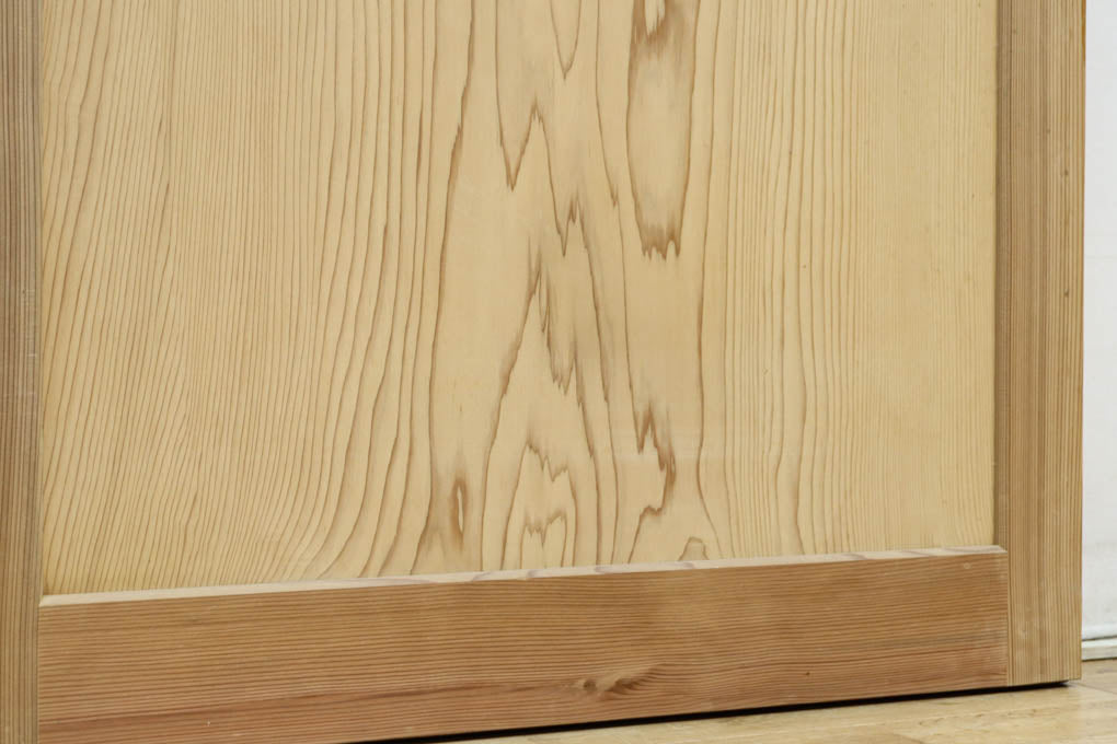 F8414　幅874ミリ　木地の色彩に杢目が映える杉一枚板の板戸　在庫1枚