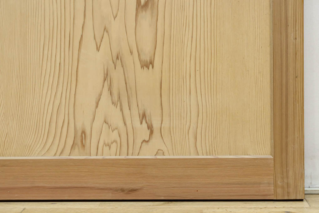 F8414　幅874ミリ　木地の色彩に杢目が映える杉一枚板の板戸　在庫1枚