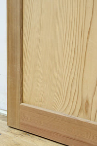 F8414　幅874ミリ　木地の色彩に杢目が映える杉一枚板の板戸　在庫1枚