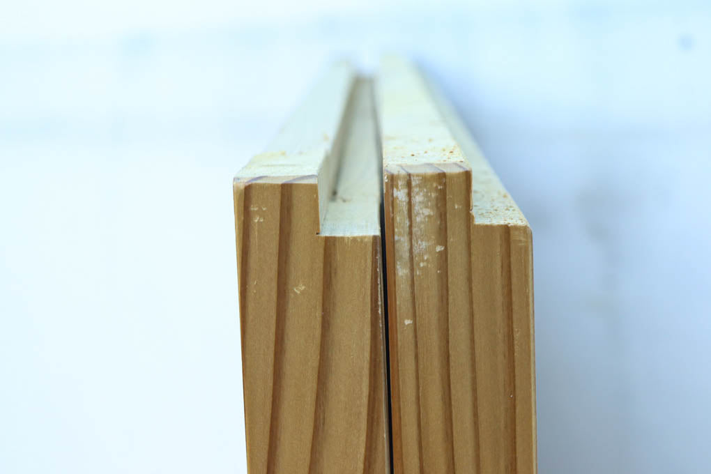 F8414　幅874ミリ　木地の色彩に杢目が映える杉一枚板の板戸　在庫1枚