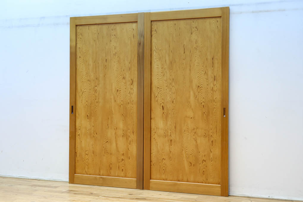 F8414　幅874ミリ　木地の色彩に杢目が映える杉一枚板の板戸　在庫1枚