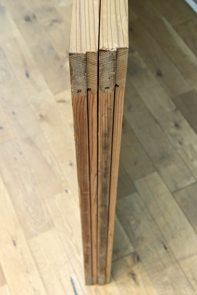 F8414　幅874ミリ　木地の色彩に杢目が映える杉一枚板の板戸　在庫1枚