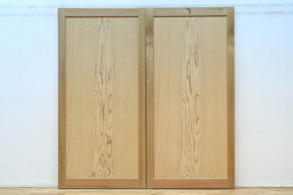 F8414　幅874ミリ　木地の色彩に杢目が映える杉一枚板の板戸　在庫1枚