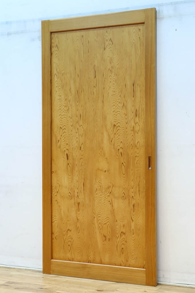 F8414　幅874ミリ　木地の色彩に杢目が映える杉一枚板の板戸　在庫1枚